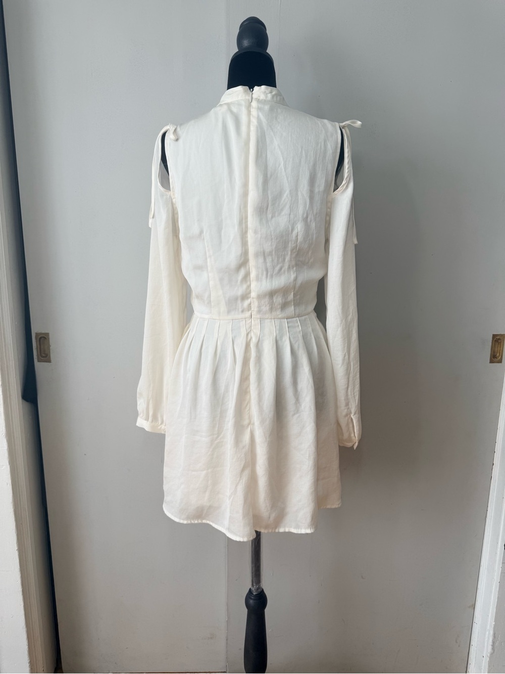Avec Les Filles Cream Cold-Shoulder Pleated Waist Mini Dress - Picture 2 of 7